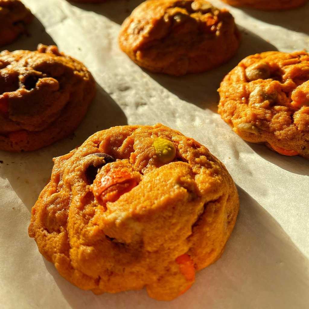 Big, peanut-buttery, crispy, fudgy.